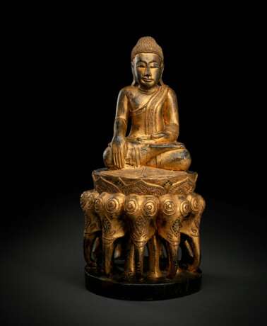 Lackvergoldete Holzfigur des Buddha Shakyamuni auf einem Thron mit Elefanten - photo 1