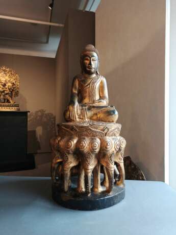 Lackvergoldete Holzfigur des Buddha Shakyamuni auf einem Thron mit Elefanten - photo 2