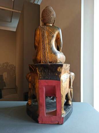 Lackvergoldete Holzfigur des Buddha Shakyamuni auf einem Thron mit Elefanten - фото 4