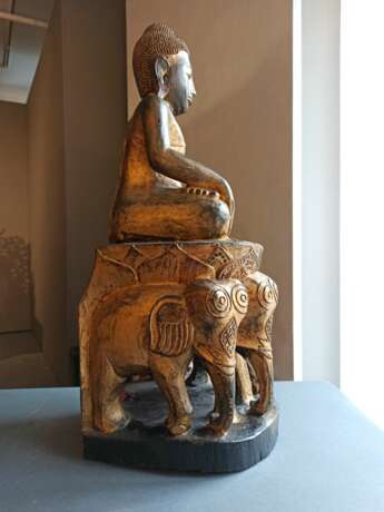 Lackvergoldete Holzfigur des Buddha Shakyamuni auf einem Thron mit Elefanten - Foto 5