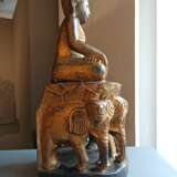 Lackvergoldete Holzfigur des Buddha Shakyamuni auf einem Thron mit Elefanten - photo 5