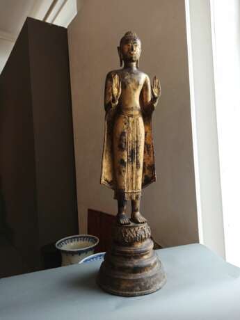 Bronze des stehenden Buddha Shakyamuni auf einem Sockel - фото 2