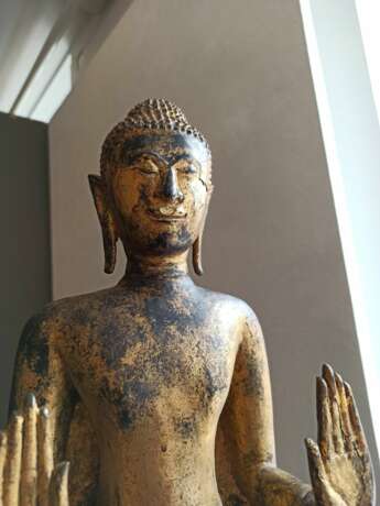 Bronze des stehenden Buddha Shakyamuni auf einem Sockel - фото 3