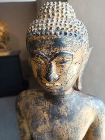 Bronze des stehenden Buddha Shakyamuni auf einem Sockel - фото 5