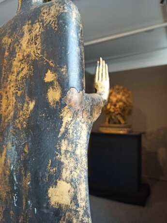 Bronze des stehenden Buddha Shakyamuni auf einem Sockel - Foto 10