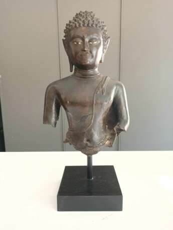Büste des Buddha Shakyamuni aus Bronze mit eingelegten Augen in Perlmutt - фото 3