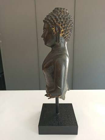 Büste des Buddha Shakyamuni aus Bronze mit eingelegten Augen in Perlmutt - фото 7