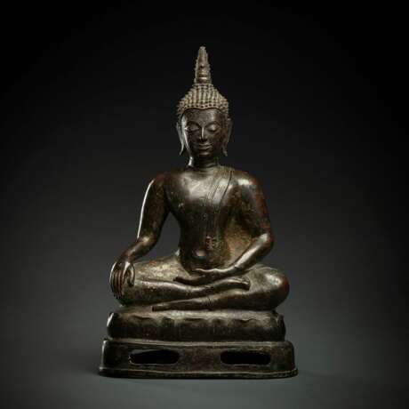 Bronze des Buddha auf einem Lotos - Foto 1