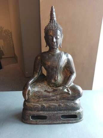 Bronze des Buddha auf einem Lotos - Foto 2