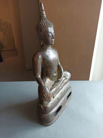 Bronze des Buddha auf einem Lotos - Foto 3