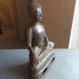 Bronze des Buddha auf einem Lotos - Foto 3