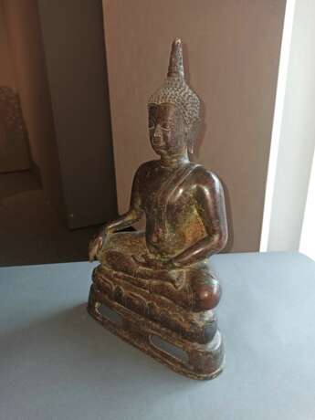 Bronze des Buddha auf einem Lotos - Foto 5