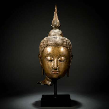 Feiner Kopf des Buddha aus Bronze auf einem Metallsockel - photo 1