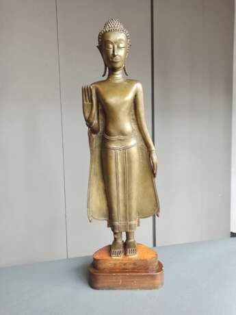 Bronze des Buddha Shakyamuni stehend dargestellt - photo 2