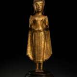 Lackvergoldete Bronze des stehenden Buddha Shakyamuni auf einem Holzsockel - photo 1