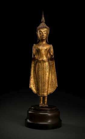 Lackvergoldete Bronze des stehenden Buddha Shakyamuni auf einem Holzsockel - photo 1