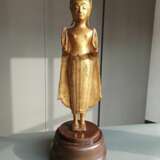 Lackvergoldete Bronze des stehenden Buddha Shakyamuni auf einem Holzsockel - photo 2