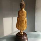 Lackvergoldete Bronze des stehenden Buddha Shakyamuni auf einem Holzsockel - photo 4