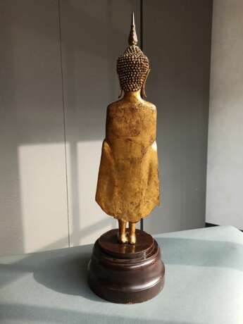 Lackvergoldete Bronze des stehenden Buddha Shakyamuni auf einem Holzsockel - photo 4