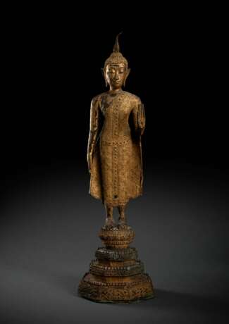 Auf einem Thron stehender Buddha Shakyamuni aus Bronze mit Lackauflage und Vergoldung - photo 1