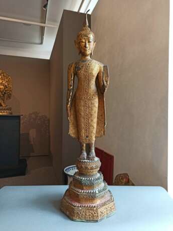 Auf einem Thron stehender Buddha Shakyamuni aus Bronze mit Lackauflage und Vergoldung - photo 2