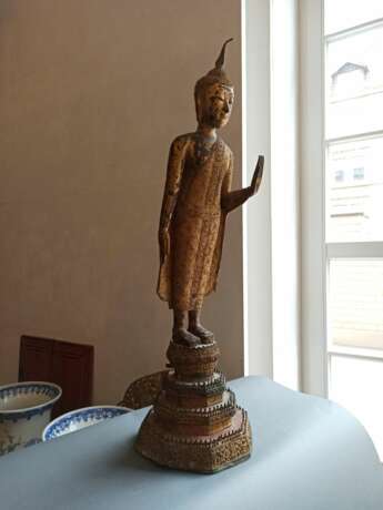 Auf einem Thron stehender Buddha Shakyamuni aus Bronze mit Lackauflage und Vergoldung - photo 3