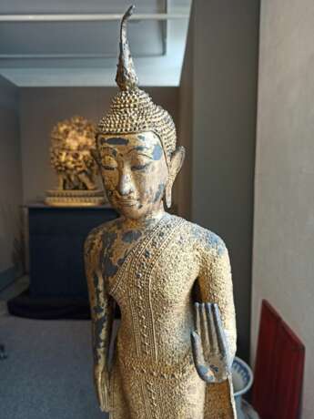 Auf einem Thron stehender Buddha Shakyamuni aus Bronze mit Lackauflage und Vergoldung - photo 4