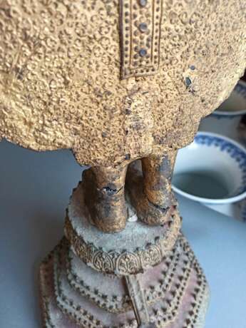 Auf einem Thron stehender Buddha Shakyamuni aus Bronze mit Lackauflage und Vergoldung - photo 6