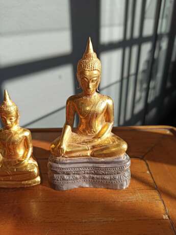 Drei Figuren des Buddha aus Gold- und Silberblech - фото 2