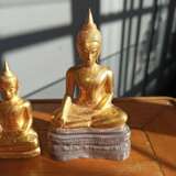 Drei Figuren des Buddha aus Gold- und Silberblech - photo 2