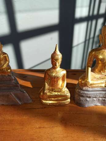 Drei Figuren des Buddha aus Gold- und Silberblech - photo 3