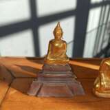 Drei Figuren des Buddha aus Gold- und Silberblech - Foto 4