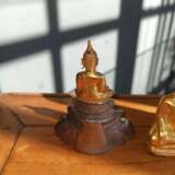 Drei Figuren des Buddha aus Gold- und Silberblech - photo 5