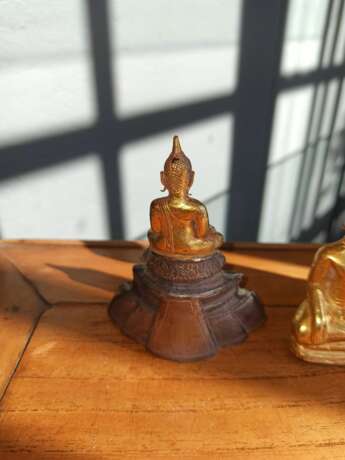Drei Figuren des Buddha aus Gold- und Silberblech - Foto 5