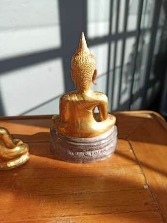 Drei Figuren des Buddha aus Gold- und Silberblech - photo 7
