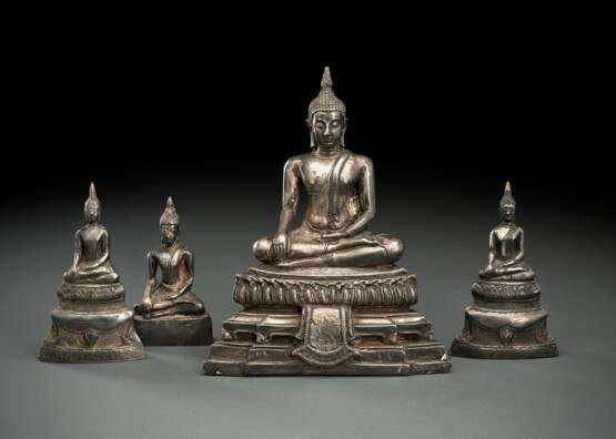Vier mit Silber beschlagene Figuren des Buddha - photo 1