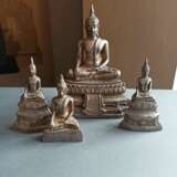 Vier mit Silber beschlagene Figuren des Buddha - photo 2