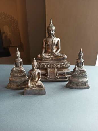Vier mit Silber beschlagene Figuren des Buddha - Foto 2