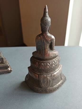 Vier mit Silber beschlagene Figuren des Buddha - Foto 3