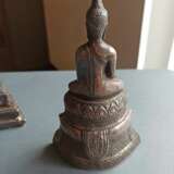 Vier mit Silber beschlagene Figuren des Buddha - photo 3