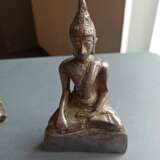 Vier mit Silber beschlagene Figuren des Buddha - Foto 5