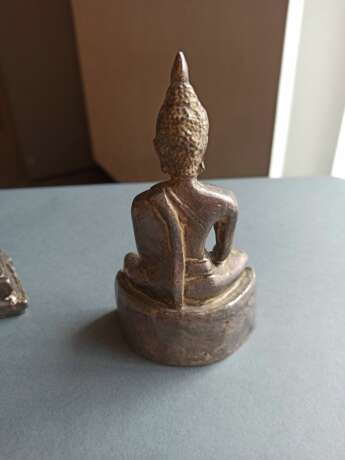 Vier mit Silber beschlagene Figuren des Buddha - photo 6