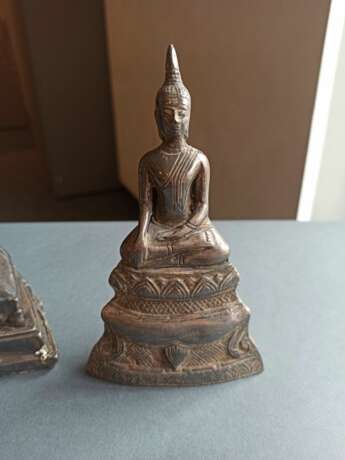 Vier mit Silber beschlagene Figuren des Buddha - photo 8