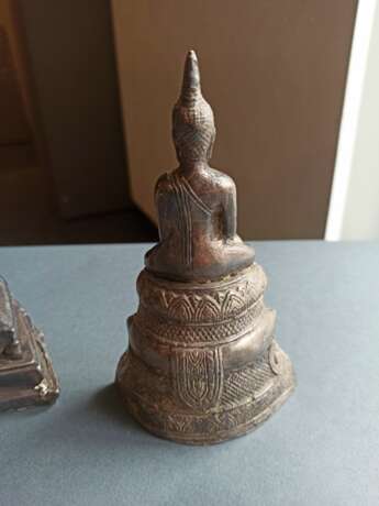 Vier mit Silber beschlagene Figuren des Buddha - фото 9