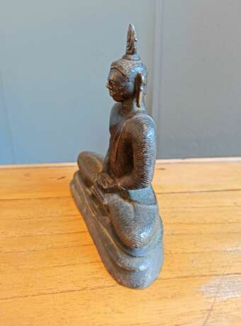 Bronze des Buddha Shakyamuni auf einem flachen Podest - Foto 5