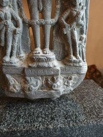 Stele des Vishnu aus schwarzem Phyllit - photo 3