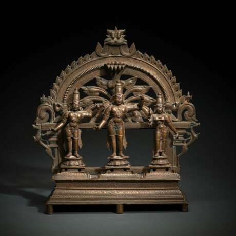Altartriade mit zentraler Darstellung von Rama und einer weiteren Form von Rama und Bhu - Foto 1