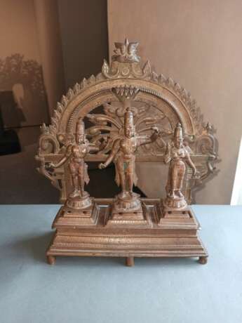 Altartriade mit zentraler Darstellung von Rama und einer weiteren Form von Rama und Bhu - Foto 2