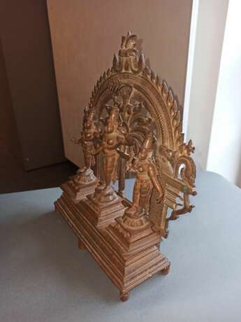 Altartriade mit zentraler Darstellung von Rama und einer weiteren Form von Rama und Bhu - photo 5