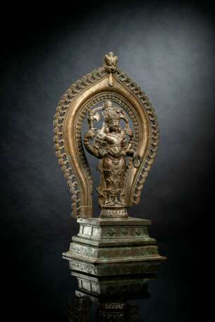 Bronze des Vishnu auf einem Sockel stehend - photo 1